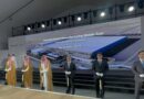 왼쪽부터 박원균 HMMME 법인장 상무, 아흐메드 알리 알수베이(Ahmed Ali Al-Subaey) HMMME 이사회 의장, 야지드 알후미에드(Yazeed A. Al-Humied) 사우디아라비아 국부펀드 부총재, 반다르 이브라힘 알코라예프(Bandar Ibrahim Al-Khorayef) 산업광물자원부 장관, 장재훈 현대차그룹 부회장, 문병준 주사우디아라비아 대한민국 대사 대리, 이한우 현대건설 대표이사 부사장이 현대차 사우디 생산법인(HMMME) 착공식에서 기념 촬영을 하고 있다