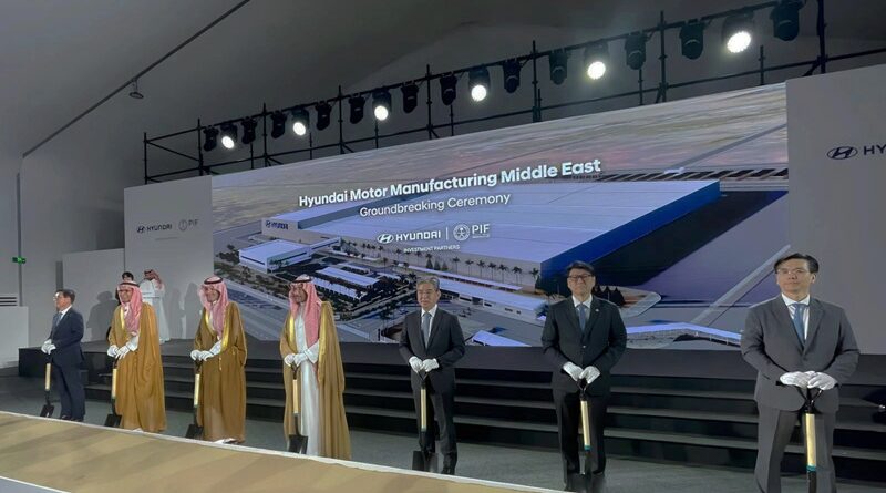 왼쪽부터 박원균 HMMME 법인장 상무, 아흐메드 알리 알수베이(Ahmed Ali Al-Subaey) HMMME 이사회 의장, 야지드 알후미에드(Yazeed A. Al-Humied) 사우디아라비아 국부펀드 부총재, 반다르 이브라힘 알코라예프(Bandar Ibrahim Al-Khorayef) 산업광물자원부 장관, 장재훈 현대차그룹 부회장, 문병준 주사우디아라비아 대한민국 대사 대리, 이한우 현대건설 대표이사 부사장이 현대차 사우디 생산법인(HMMME) 착공식에서 기념 촬영을 하고 있다