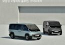 기아 EV 트렌드 코리아 2025 참가 포스터(왼쪽부터 기아 PV5 패신저 콘셉트카, 기아 PV5 카고 콘셉트카)