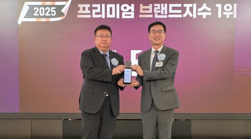 지난 11일 롯데호텔 서울에서 열린 ‘2025 프리미엄브랜드지수(KS-PBI)’ 시상식에서 에쓰-오일토탈에너지스윤활유 영업마케팅본부 강원규 부사장(왼쪽)과 한국표준협회 문동민 회장(오른쪽)이 기념촬영을 하고 있다