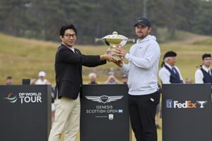 왼쪽부터 제네시스사업본부장 송민규 부사장과 ‘2025 제네시스 스코티시 오픈’ 우승자 크리스 고터럽(Chris Gotterup)이 기념 촬영을 하고 있다