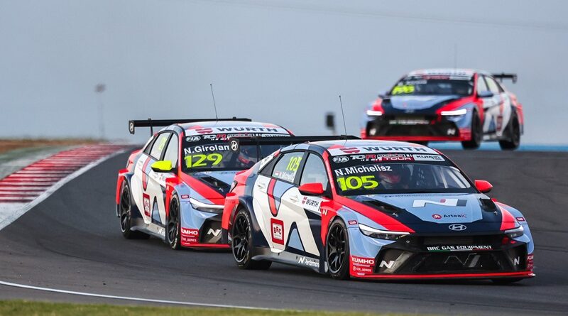 2025 TCR 월드투어 5라운드 호주 대회에서 현대자동차 ‘더 뉴 엘란트라 N TCR(국내명: 더 뉴 아반떼 N TCR)’이 주행하는 모습