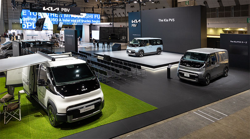 ‘2025 재팬모빌리티쇼’ 기아관 전경. 왼쪽부터 PV5 슈필라움 글로우캐빈, PV5 패신저, PV5 카고