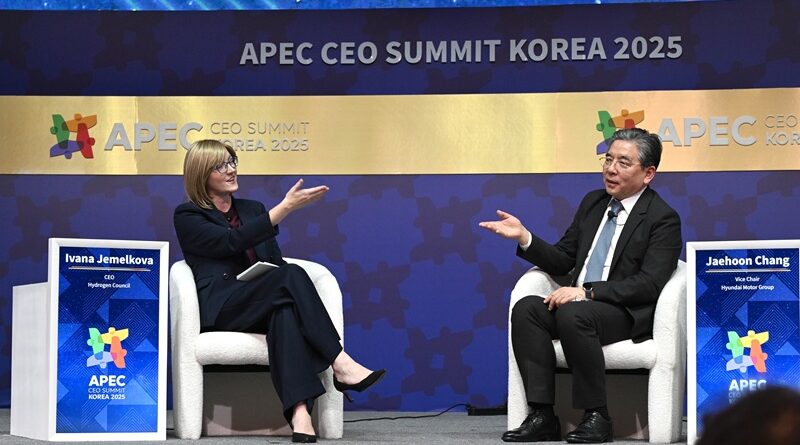 왼쪽부터 이바나 제멜코바 수소위원회 CEO와 장재훈 현대차그룹 부회장이 ‘APEC CEO 서밋’ 수소 세션에서 대담을 진행 중인 모습