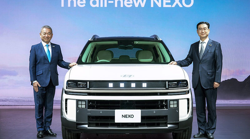 왼쪽부터 현대차일본법인(HMJ) 시메기 토시유키 법인장과 현대차 정유석 부사장이 재팬 모빌리티쇼 2025에서 기념 촬영을 하고 있다