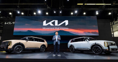 기아 북미권역본부장 윤승규 부사장이 신형 텔루라이드에 대해 설명하고 있다. 왼쪽 차량은 신형 텔루라이드 오프로드 특화 모델 X-Pro, 오른쪽 차량은 신형 텔루라이드 하이브리드