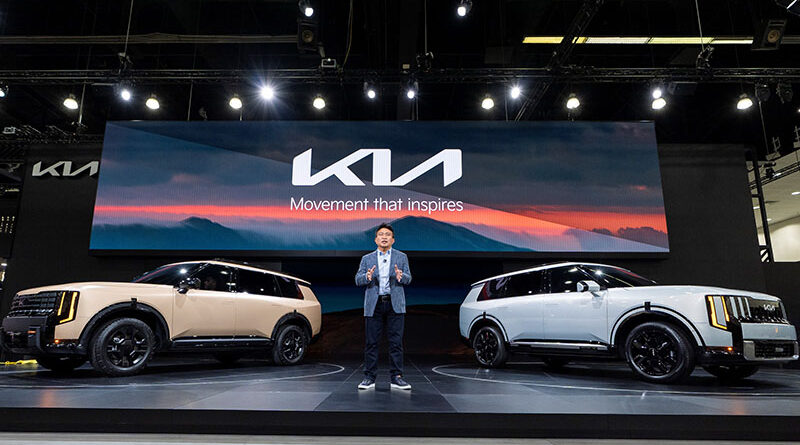 기아 북미권역본부장 윤승규 부사장이 신형 텔루라이드에 대해 설명하고 있다. 왼쪽 차량은 신형 텔루라이드 오프로드 특화 모델 X-Pro, 오른쪽 차량은 신형 텔루라이드 하이브리드