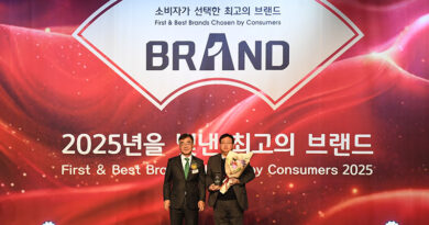 에쓰-오일토탈에너지스윤활유의 영업 마케팅 부문 강원규 부사장(오른쪽)이 ‘소비자가 선택한 최고의 브랜드상’을 수상하고 있다