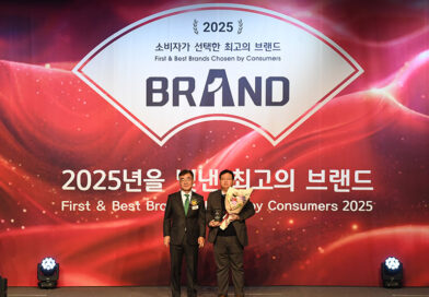 에쓰-오일토탈에너지스윤활유의 영업 마케팅 부문 강원규 부사장(오른쪽)이 ‘소비자가 선택한 최고의 브랜드상’을 수상하고 있다