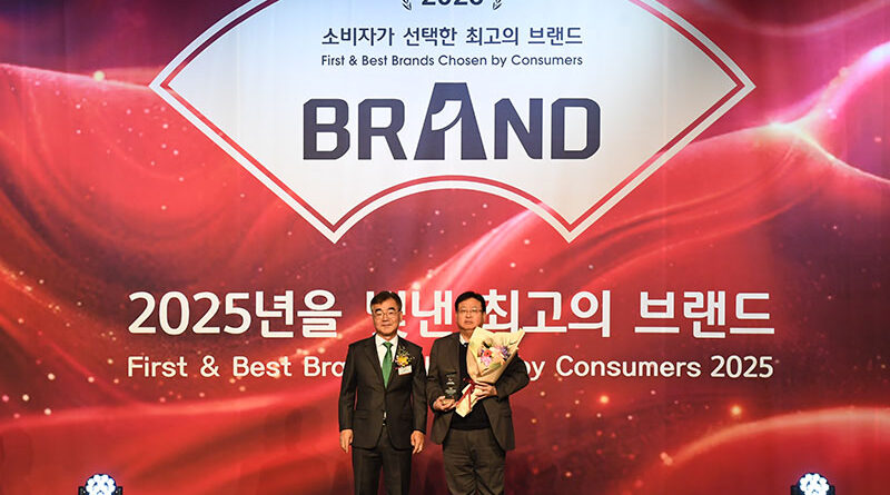 에쓰-오일토탈에너지스윤활유의 영업 마케팅 부문 강원규 부사장(오른쪽)이 ‘소비자가 선택한 최고의 브랜드상’을 수상하고 있다