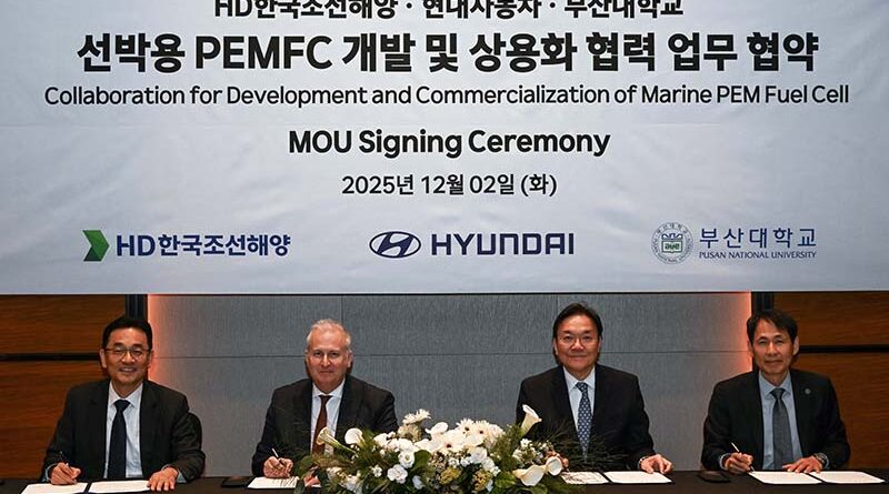 12월 2일 서울시 여의도 소재 콘래드 호텔에서 진행된 ‘선박용 수소연료전지 개발 및 상용화를 위한 다자간 업무협약(MOU)’ 체결식에서 참석자들이 기념사진을 촬영하고 있는 모습