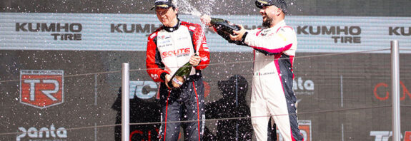 박준성 선수가 2025 TCR 유럽 최종전 우승 후 샴페인 세레모니를 펼치고 있다