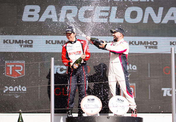 박준성 선수가 2025 TCR 유럽 최종전 우승 후 샴페인 세레모니를 펼치고 있다