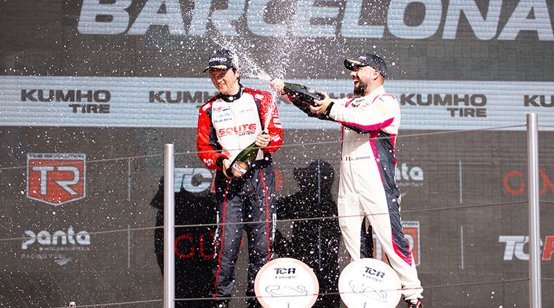 박준성 선수가 2025 TCR 유럽 최종전 우승 후 샴페인 세레모니를 펼치고 있다