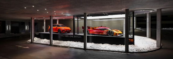 왼쪽부터 스위스 다보스에 위치한 아메론 호텔에 전시된 ‘GV60 마그마’와 ‘GMR-001 하이퍼카’