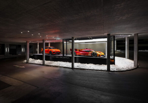 왼쪽부터 스위스 다보스에 위치한 아메론 호텔에 전시된 ‘GV60 마그마’와 ‘GMR-001 하이퍼카’