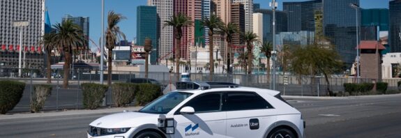 미국 라스베이거스에서 우버와 함께 시범 서비스 중인 모셔널 아이오닉 5 로보택시