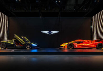 2026 부산모빌리티쇼 제네시스 부스에 전시된 마그마 GT 콘셉트(왼쪽)와 GMR-001 하이퍼카 디자인 모델(오른쪽)