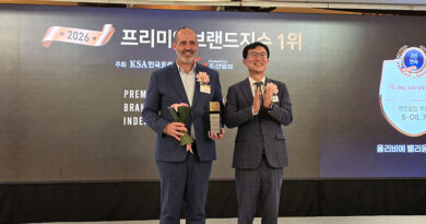 ‘2026 프리미엄브랜드지수(KS-PBI)’ 1위 시상식에서 올리비에 벨리옹 STLC 대표(왼쪽)가 수상하고 있다