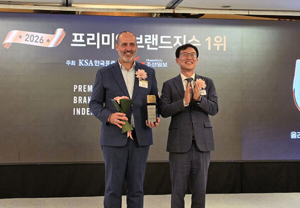 ‘2026 프리미엄브랜드지수(KS-PBI)’ 1위 시상식에서 올리비에 벨리옹 STLC 대표(왼쪽)가 수상하고 있다